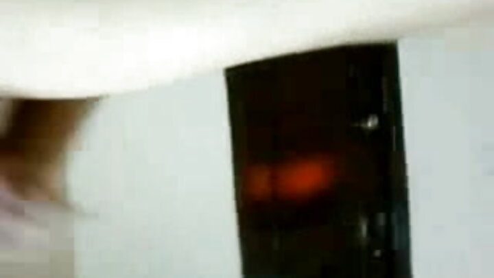 Нэгэн залуу ээжийнхээ найзыг хуссан эрхтэнд нь чадварлагаар сексдэж байна