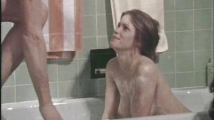 Нэгэн эр хөөрхөн охиныг шүршиж дур тавихад хүргэж байна