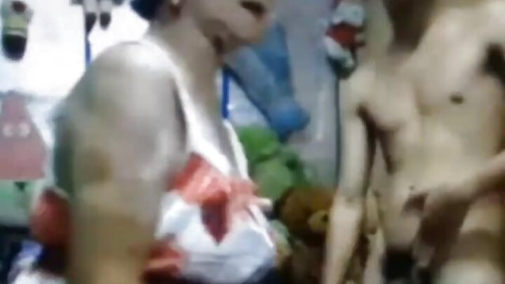 Дур булаам шаргал үст бүсгүй хоёр залуутай секс хийж байна