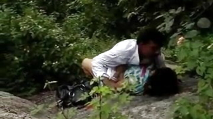 Хоолны дур хүслийг мэдрүүлсэн охин Кайли найз залуугийнхаа хатуу эрхтнийг хөхөж байна.