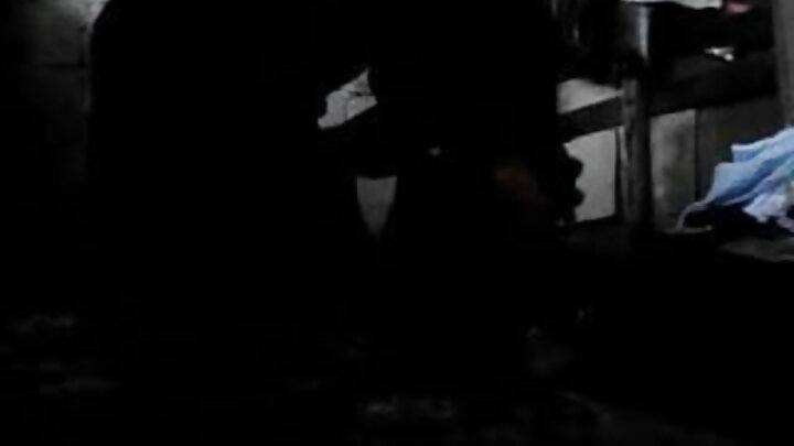 Тосгоны жорлонгийн ойролцоо нэг залуу охинтой секс хийж байна