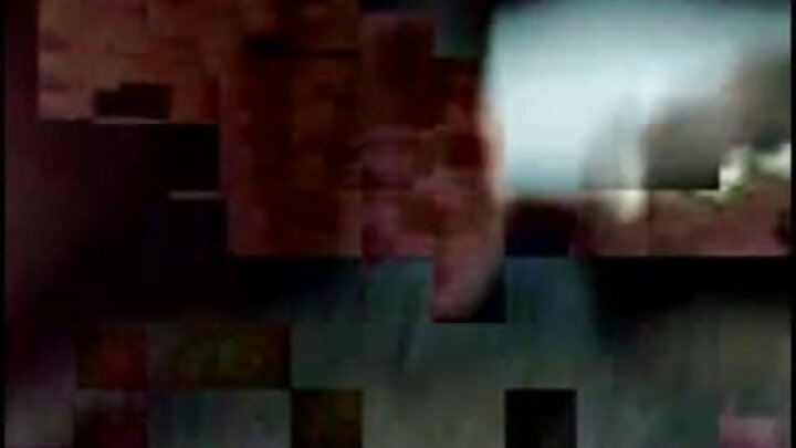 Үзэсгэлэнтэй хар үстэй подкаст халуухан сексээр төгсөв