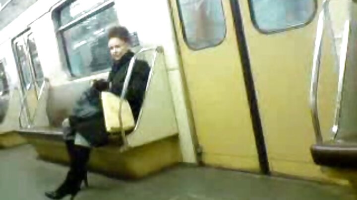 Орос шаргал үст бүсгүй хамгийн сайн найзтайгаа секс хийдэг