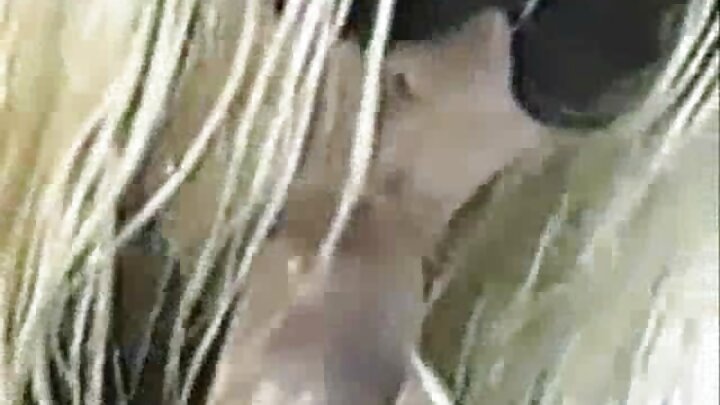 Залуу өөр эмэгтэйчүүдтэй секс хийж байгаагаа мэдэхгүй гурвалсан порно.