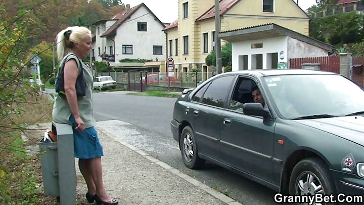 Үзэсгэлэнтэй, муруй эмэгтэйтэй усан сангийн хажуугийн порно