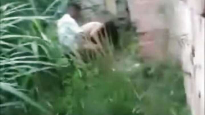 Туршлагатай Нэг залуу буржгар үстэй гоо бүсгүйтэй бүдүүлэг секс хийж байна