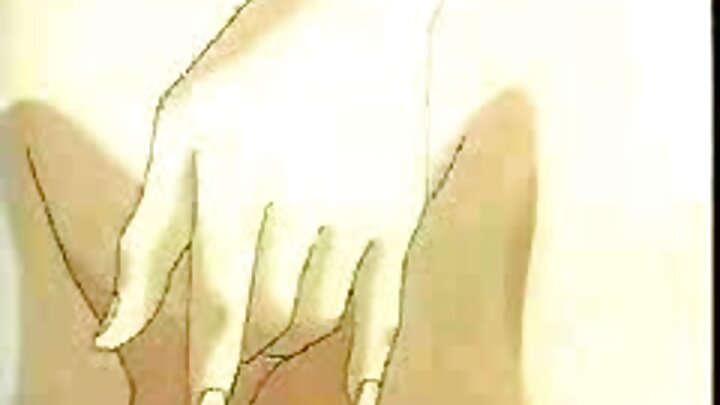 Хоёр залуу өөр өөр байрлалд охиныг бүдүүнээр секс хийдэг
