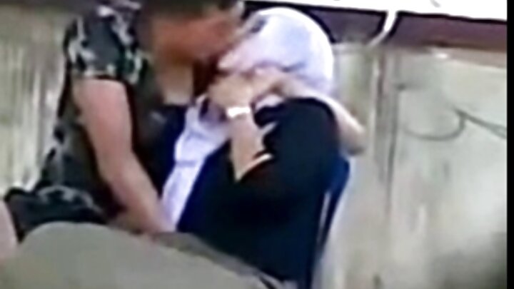 Торих Деми Хокс найз залуугаа том өгзөгтэй хар арьст эртэй хуурч байна.