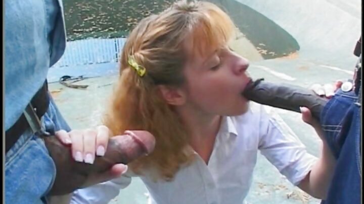 Асар том хөхтэй охин эгчийнх нь найз залууг секс хийж байна